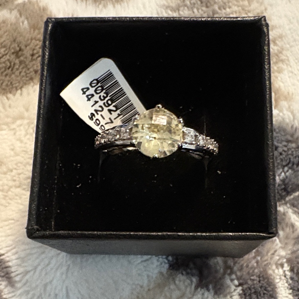 Elegant Silver and Yellow Gemstone Ring